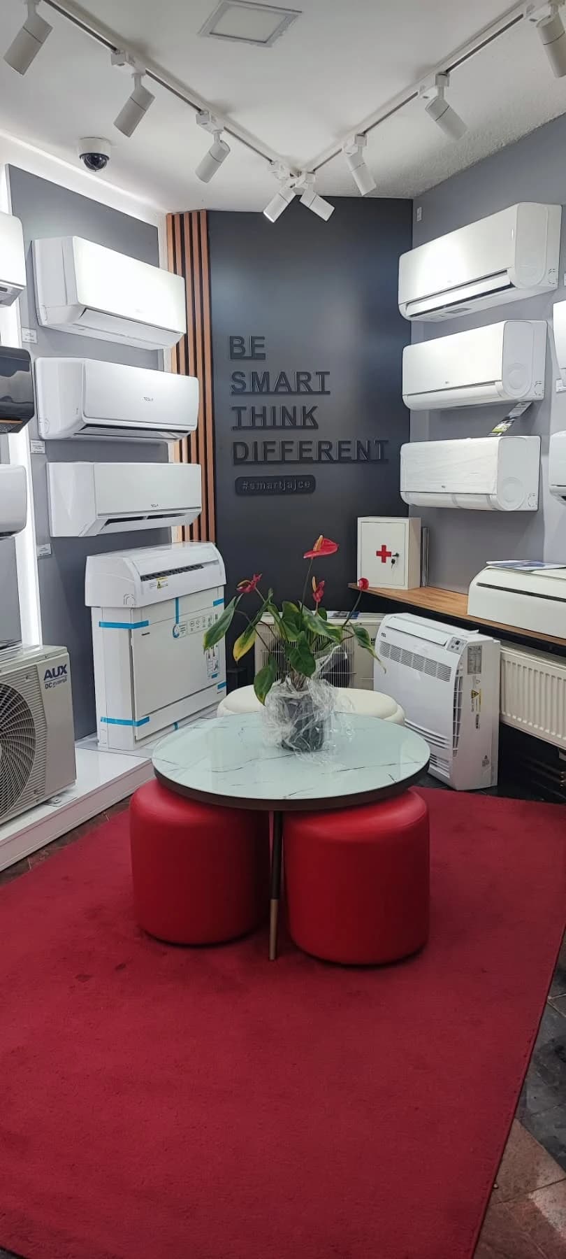Izložbeni prostor SMART-a u Jajcu s klima uređajima na zidovima